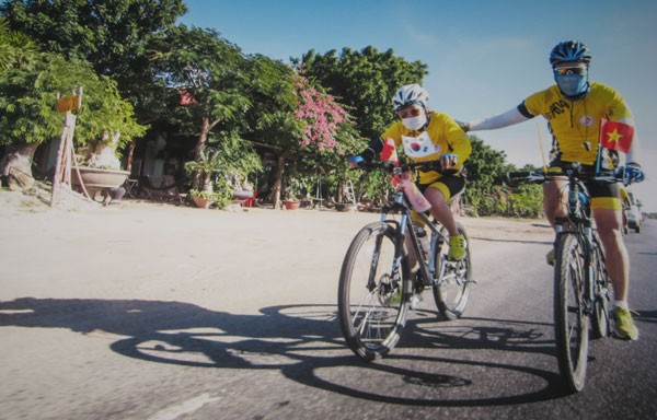 Cycling tour challenges AO victims - ảnh 2